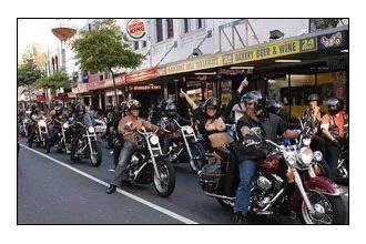 В Новой Зеландии снова пытаются запредить парад мотоциклов с участием обнаженных порнозвезд - 
