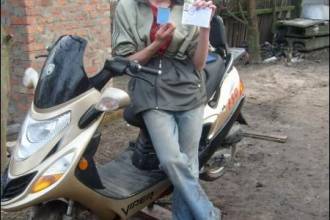 Віталій Тертишник із райцентру Чорнобай у квітні отримав у ДАІ ”Картку водія мопеда і велосипеда”