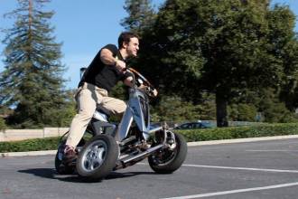 Прототип електричного «скутера-гойдалки» від студії Sway Motorsports з США