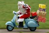 Итальянский Дед Мороз гоняет на скутере!