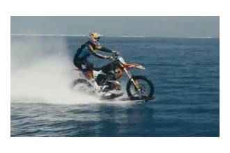 Австралійський екстремал навчився їздити по воді на мотоциклі