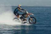 Австралийский экстремал научился ездить по воде на мотоцикле