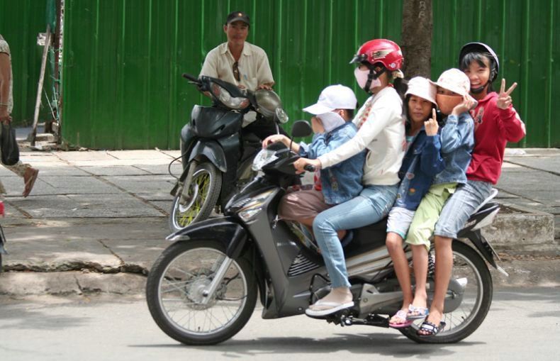 Можно возить ребенка на мотоцикле. Мотоцикл для детей. Мопед для детей. Много людей на мопеде. Приколы малыш на байке.