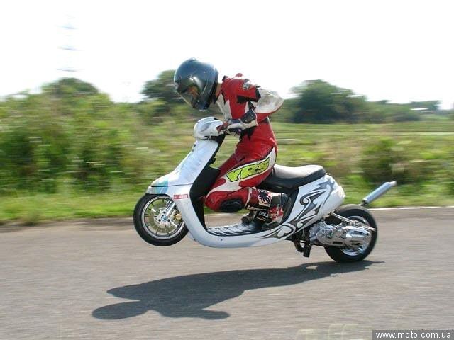 Курский скутер. Хонда дио 28 ЗХ. Удлиненный скутер. Скутер с мотоциклетной посадкой. Удлиненная база скутер.