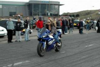 Блондинка на мотоциклі (2 фото)