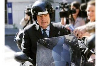 Міністр культури Франції потрапив у лікарню, впавши зі свого улюбленого скутера