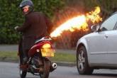 В Британии арестовали водителя скутера с огнеметом
