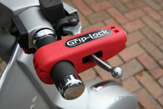 Малютка Grip-Lock береже скутер від угону