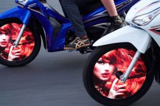 Новейший способ отвлечь водителя от дороги: ТВ-колесо Wheelies от компании World Moto